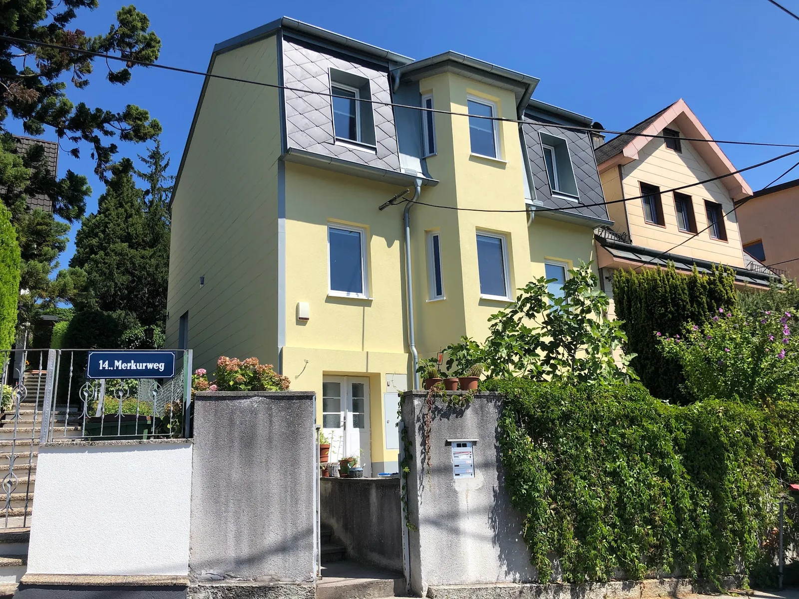 Fertiggestelltes Wohnhaus mit Mansarddach in Rautendeckung, neuem Fallrohr und neuer Rinne